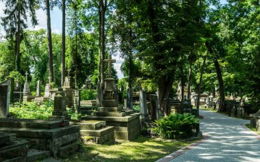 Antik Katolik mezarlıkta antik kripts ve Gotik mezarlar