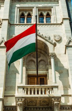 Macaristan 'ın ulusal bayrağı Macar parlamento binasının cephesinde