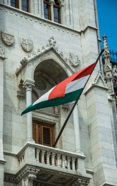 Macaristan 'ın ulusal bayrağı Macar parlamento binasının cephesinde