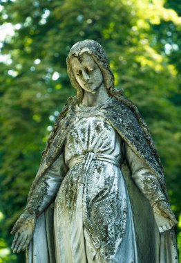 Mermer heykel ve eski bir terk Gotik mezarlık