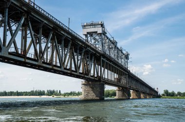 Doğu Avrupa'da Dinyeper Nehri üzerinde eski metal köprü, Ukrayna