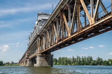 Doğu Avrupa'da Dinyeper Nehri üzerinde eski metal köprü, Ukrayna