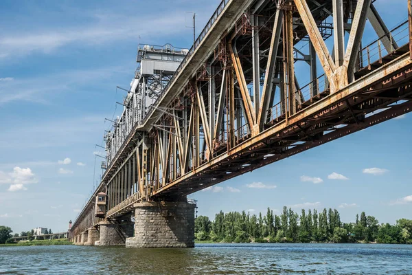 Starý Kovový Most Přes Řeku Dnieper Východní Evropě Ukrajina — Stock fotografie