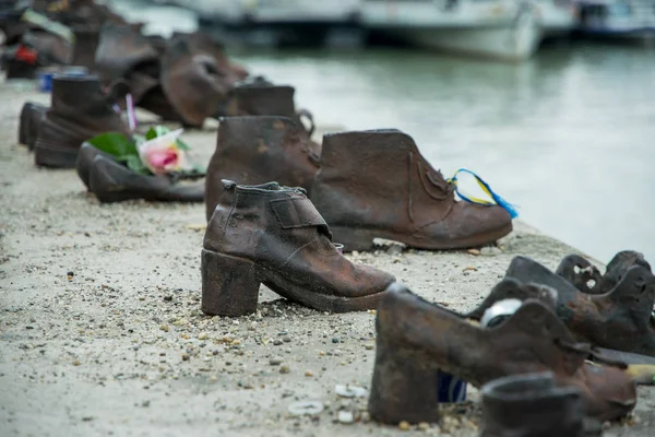 Budapeste Hungria Julho 2019 Sapatos Velhos Metal Enferrujado Parapeito Aterro — Fotografia de Stock