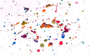 Beyaz kağıt üzerinde suluboya boyaların çok renkli sıçramaları. Soyut arka plan