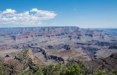 Arizona'nın kurak manzarası. Büyük Kanyon milli parkında çöken kumtaşı dağlar