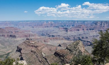 Arizona'nın kurak manzarası. Büyük Kanyon milli parkında çöken kumtaşı dağlar