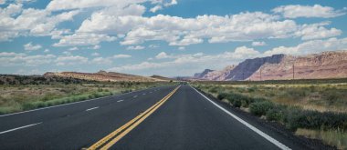 Arizona'nın kurak manzarası. Çöken kumtaşı dağlar ve otoyol