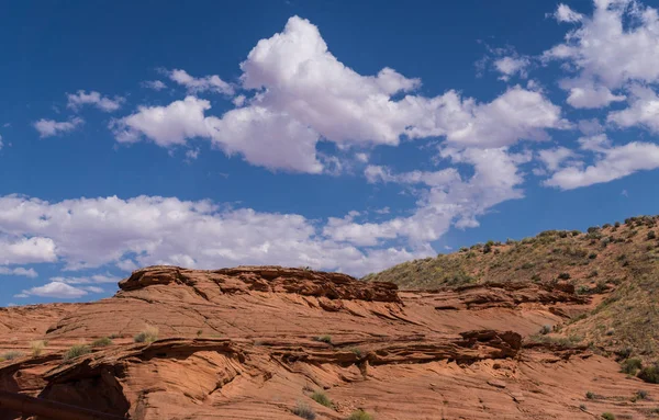 Arid Krajobraz Arizona Rozpadające Się Góry Piaskowca Błękitne Niebo — Zdjęcie stockowe