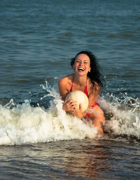 Smal Ung Vacker Kvinna Röd Baddräkt Beach Holiday — Stockfoto