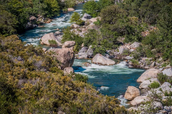 Sierra Nevada, Kaliforniya'da Rapids ile Dağ Nehri. Sekoya Ulusal Ormanı