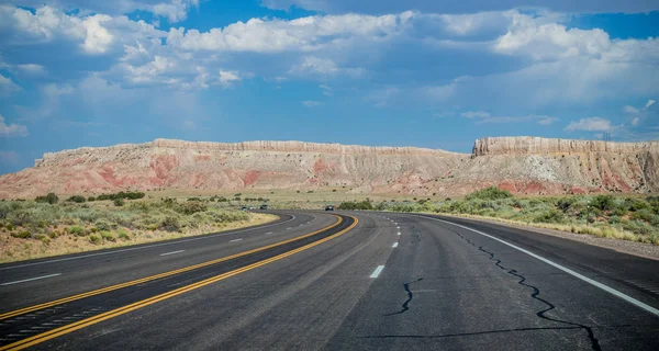 亚利桑那的干旱景观 摇摇欲坠的砂岩山和公路 — 图库照片