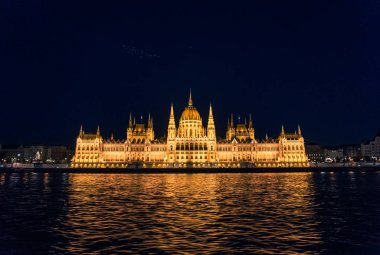 Budapeşte'deki Macar Parlamento Binası ve Tuna Nehri. Gece şehir manzarası