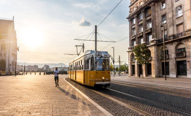 Budapeşte / Macaristan - 29 Ağustos 2019: Budapeşte'deki Macar Parlamento Binası önünde eski sarı tramvay. Macaristan'ın başkentinin tarihi merkezi. Budapeşte'de toplu taşıma