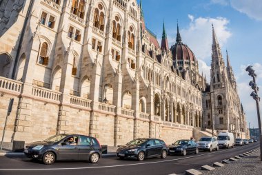 Budapeşte, Macaristan - 29 Ağustos 2019: Budapeşte Şehir panoraması, Macaristan. Gezinti yolu ve antik hükümet binalarının cepheleri üzerinde karayolu üzerinde arabalar. İş merkezi yoğun saatlerde