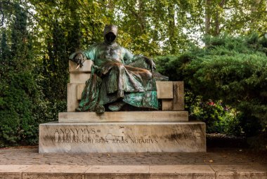 Budapeşte, Macaristan - 30 Ağustos 2019: Gizemli Anonymous'un bronz heykeli, Macaristan'ın antik tarihinin efsanevi tarihçisi. Budapeşte'deki Tarihi Park Varoshliget'in manzarası. 1896 yılında Macar devletinin Milenyum
