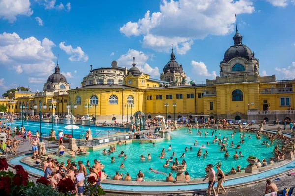 Budapeşte / Macaristan - 30 Ağustos 2019: Budapeşte, Macaristan'da ünlü Secheni Termal Havuzları. Eğlenmek ve yıkanan insanlar. Su tedavileri için halka açık tedavi havuzları ve saunalardan oluşan sağlıklı yaşam kompleksi