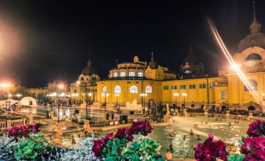 Budapeşte / Macaristan - 30 Ağustos 2019: Budapeşte, Macaristan'da ünlü Secheni Termal Havuzları. Eğlenmek ve yıkanan insanlar. Su tedavileri için halka açık tedavi havuzları ve saunalardan oluşan sağlıklı yaşam kompleksi