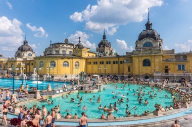 Budapeşte / Macaristan - 30 Ağustos 2019: Budapeşte, Macaristan'da ünlü Secheni Termal Havuzları. Eğlenmek ve yıkanan insanlar. Su tedavileri için halka açık tedavi havuzları ve saunalardan oluşan sağlıklı yaşam kompleksi
