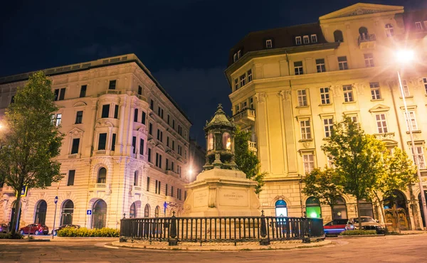 Budapeşte / Macaristan - 30 Ağustos 2019: Budapeşte, Macaristan gece sokaklarında antik güzel gotik bina ve sokak araba trafiği. Macaristan'ın başkenti turistik tarihi çeyrek