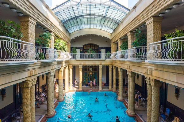 Budapeşte, Macaristan - 02 Eylül 2019: Ünlü St. Gellert Termal Banyo ve Yüzme Havuzu, Budapeşte, Macaristan. Eğlenmek ve yıkanan insanlar. Su tedavileri için halka açık tedavi havuzları ve saunalardan oluşan sağlıklı yaşam kompleksi. Budapeşte antik dönüm noktası