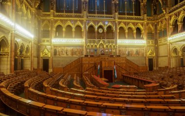 Budapeşte / Macaristan - 29 Ağustos 2019: Budapeşte'deki Macar Parlamentosu'nun eski binasında tarihi konferans salonu. Gotik iç doğal ahşap ve altın ile dekore edilmiştir. Demokrasi gelenekleri
