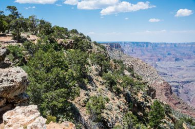 Arizona'nın kurak manzarası. Büyük Kanyon milli parkında çöken kumtaşı dağlar