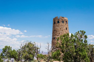 Arizona'nın kurak manzarası. Büyük Kanyon milli parkında çöken kumtaşı dağlar