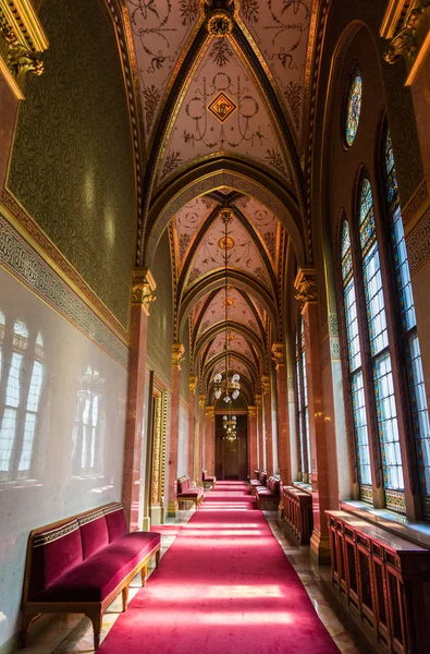 Budapeszt Węgry Sierpień 2019 Wnętrze Sali Złoconymi Ścianami Czerwonym Dywanie — Zdjęcie stockowe