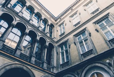 Budapeşte, Macaristan -29 Ağustos 2019: Macaristan'ın tarihi Budapeşte semtinde eski bir gotik binanın duvarları ve kemerli pencereleri. 19. yüzyılın antik Avrupa mimarisi. Macaristan'ın başkentine turist gezisi