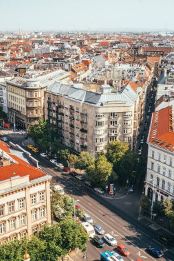 Budapeşte, Macaristan - 29 Ağustos 2019: Budapeşte' nin tarihi semtinin güzel manzarası, Macaristan. Antik evler ve eski dar ortaçağ sokakları ve sokakları. Macaristan'ın başkentine yaz turizm gezisi