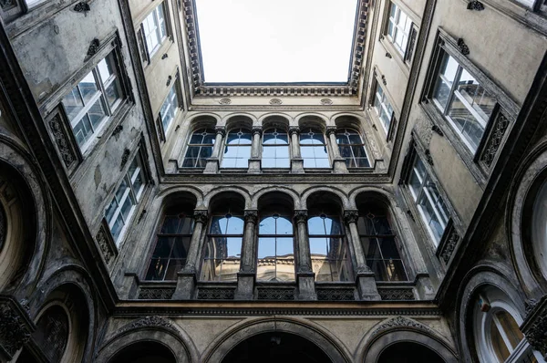 Budapeszt Węgry Sierpnia 2019 Ściany Sklepione Okna Dawnego Gotyckiego Budynku — Zdjęcie stockowe