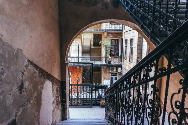 Будапешт Угорщина 2019 Серпня Сходи Ковані Перила Арочні Двері Старій — стокове фото
