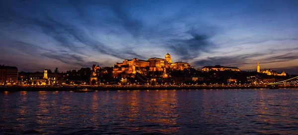 布达佩斯 匈牙利 2019年8月29日 雄伟的中世纪皇家城堡和堡垒在布达佩斯市多瑙河岸边的布达山上 匈牙利首都的古老旅游景点 城市之光 — 图库照片