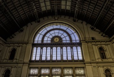 Budapeşte tren istasyonunda antika güzel saat