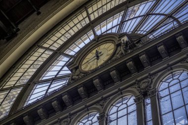 Budapeşte tren istasyonunda antika güzel saat