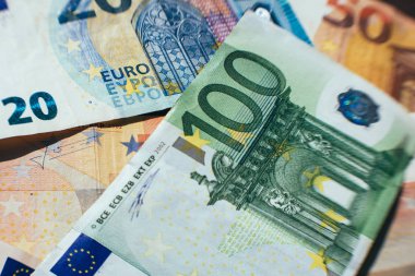 çeşitli mezheplerin çok renkli euro banknotlar yığını. Avrupa'nın modern bankacılık sistemi, nakit. Krediler ve Tasarruflar