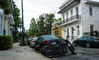 New Orleans, Louisiana, ABD - 25 Haziran 2017: New Orleans antik bölgesinin şehir panoraması, Fransız Mahallesi. Yolda eski dekore tuğla binalar ve yayalar