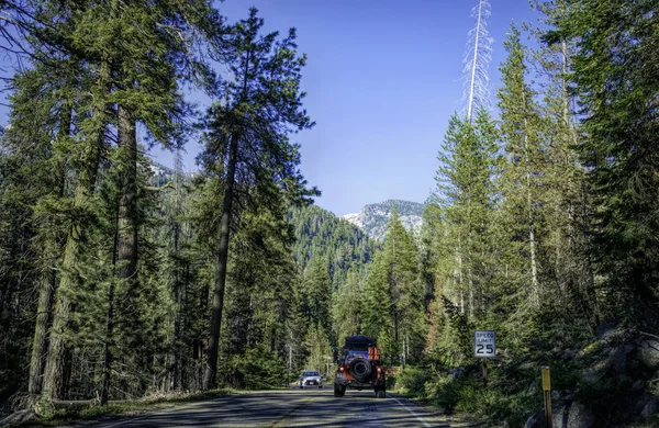 Grant Grove Kalifornien Usa Juni 2017 Geländewagen Auf Der Autobahn — Stockfoto