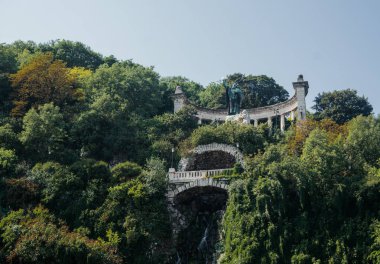 Budapeşte / Macaristan -29 Ağustos 2019: Macaristan'ın başkenti Budapeşte'deki Gellert Tepesi'nde kutsal şehit Gellert heykeli. Tuna Nehri'nin yüksek kıyısı ve Budapeşte'nin turistik cazibesi 