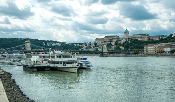 布达佩斯 匈牙利 2019年8月29日 布达佩斯多瑙河上的河码头和布达山老建筑背景的停泊游艇 匈牙利首都的旅游水上之旅 — 图库照片