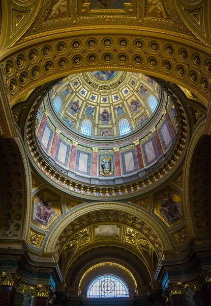 Budapeşte / Macaristan - 14 Temmuz 2019: Budapeşte, Macaristan'daki Antik Katolik Kilisesi St. İştvan Bazilikası'nda resmi pazar kilisesi duası. Geleneksel Katolik ayini. Budapeşte turistik