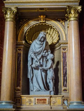 Budapeşte / Macaristan - 14 Temmuz 2019: Budapeşte, Macaristan'daki Antik Katolik Kilisesi'nin St. İştvan Bazilikası'nda aziz Elizabeth'in mermer heykeli ve resmi Pazar kilisesi duası. Geleneksel Katolik ritüeli