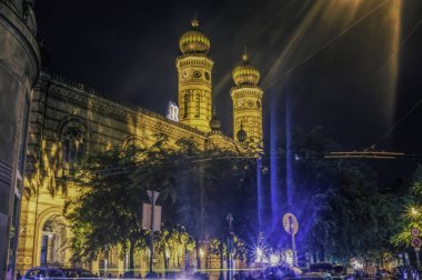 Budapeşte / Macaristan - 29 Ağustos 2019: Budapeşte, Macaristan'da Dohany Caddesi'ndeki Büyük Budapeşte Sinagogu'nun lüks binası. Ünlü dini bina ve turistik ve tarihi cazibe 