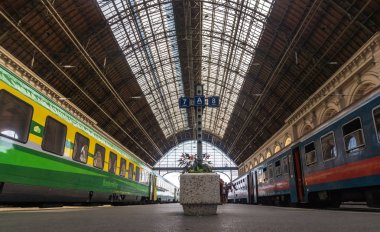 Budapeşte, Macaristan -29 Ağustos 2019: Eski Keleti tren istasyonu ve budapeşte, Macaristan'da binek otomobillerin platformu. Avrupa'da demiryolu toplu taşıma. İstasyon binasında antik bina ve turistler