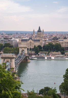 Budapeşte, Macaristan - 29 Ağustos 2019: Tuna Nehri köprüleri ve Macaristan 'ın başkenti Budapeşte' nin yazı. Avrupa 'nın antik metropol şehirlerine bir turist gezisi.