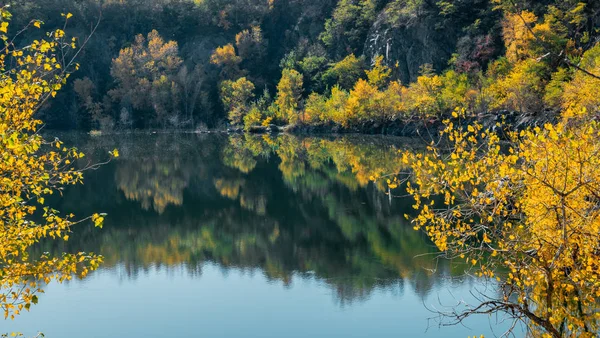 Herbstliche Landschaft Neuengland Usa Alter Verlassener Steinbruch Tiefer See Und — Stockfoto