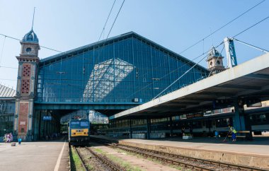 Budapeşte, Macaristan - 29 Ağustos 2019: Budapeşte, Macaristan 'daki eski Nyugati Palyaudvar tren istasyonu ve yolcu vagonları platformu. Avrupa 'da demiryolu toplu taşımacılığı. Eski bina ve istasyon binasında turistler