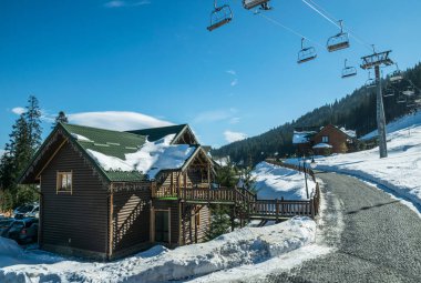 Ukrayna, Karpatlar 'daki Bukovel kayak merkezindeki turist ahşap kulübesi.