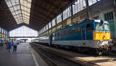 Budapeşte, Macaristan - 29 Ağustos 2019: Budapeşte, Macaristan 'daki eski Nyugati Palyaudvar tren istasyonu ve yolcu vagonları platformu. Avrupa 'da demiryolu toplu taşımacılığı. Eski bina ve istasyon binasında turistler
